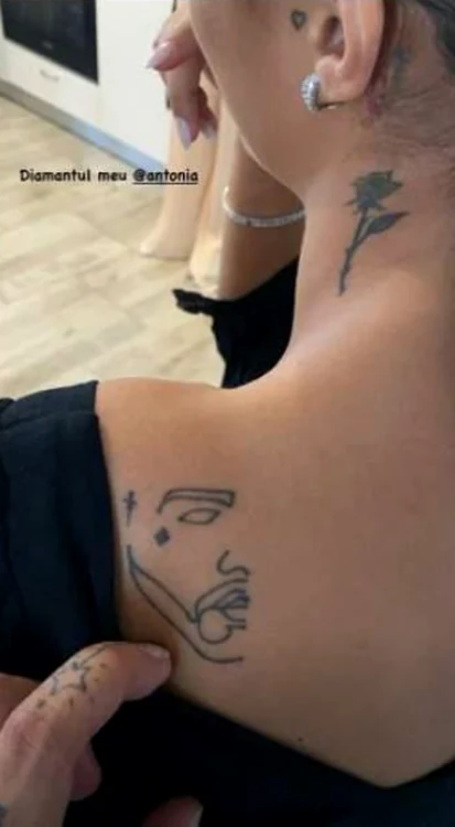 Antonia  s-a pozat  recent  la salonul  de tatuaj 