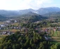 Costești Vâlcea și în fundal Parcul Național Buila Vânturarița Foto Florin Stoican jpg