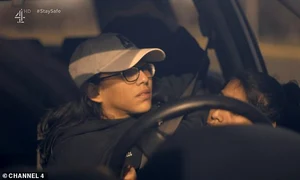 Carmen ţine volanul şi Lupita semnalizează jpeg