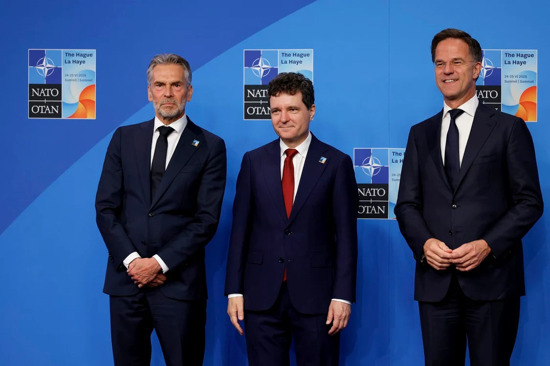 Președintele Nicușor Dan (mijloc), Secretarul General al NATO, Mark Rutte (dreapta). Profimedia.ro