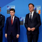 Președintele României, Nicușor Dan, Mark Rutte (dreapta), și de premierul Țărilor de Jos, Dick Schoof (stânga) FOTO Profimedia