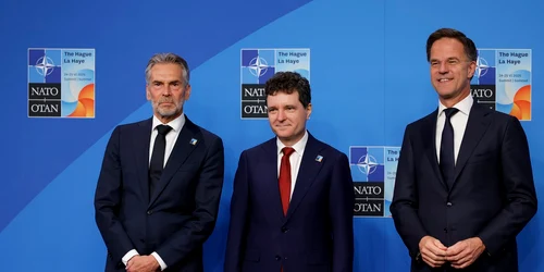 Președintele României, Nicușor Dan, Mark Rutte (dreapta), și de premierul Țărilor de Jos, Dick Schoof (stânga) FOTO Profimedia