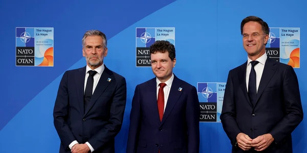 Președintele României, Nicușor Dan, Mark Rutte (dreapta), și de premierul Țărilor de Jos, Dick Schoof (stânga) FOTO Profimedia