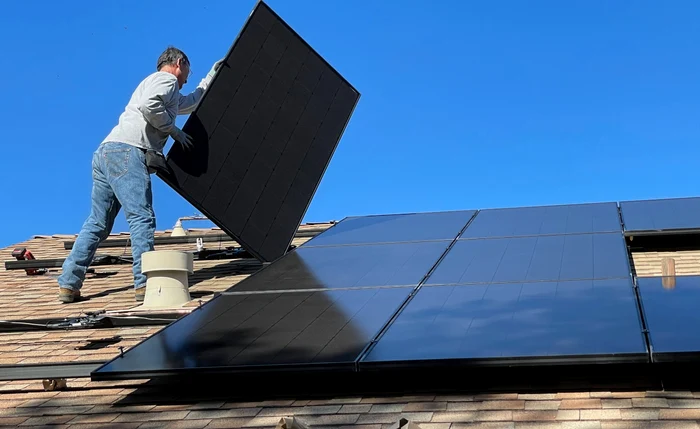 Cheltuielile pentru montarea panourilor fotovoltaice ar putea fi acoperite de statul român. Adevărul