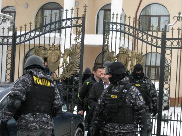 Membrii grupării au fost duşi la audieri la sediul DIICOT Craiova