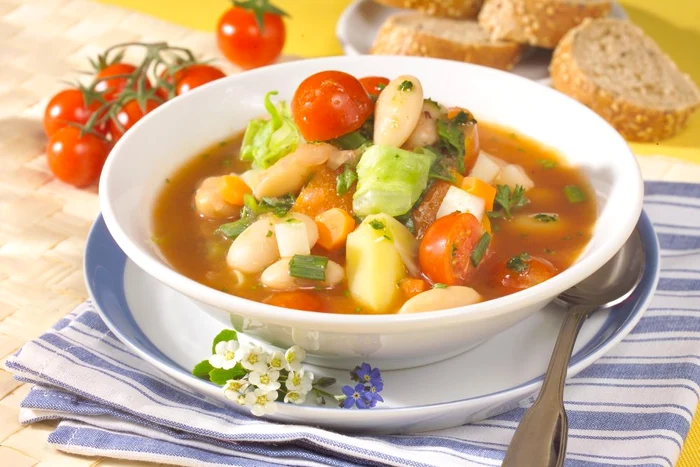 ciorba de fasole cu legume jpeg