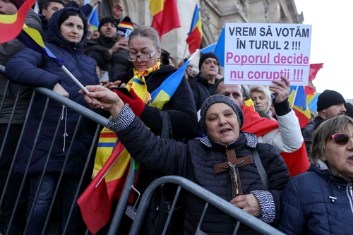 Călin Georgescu sosește la Curtea de Apel București unde a fost așteptat de susținători. FOTO Inquam Photos / Octav Ganea
