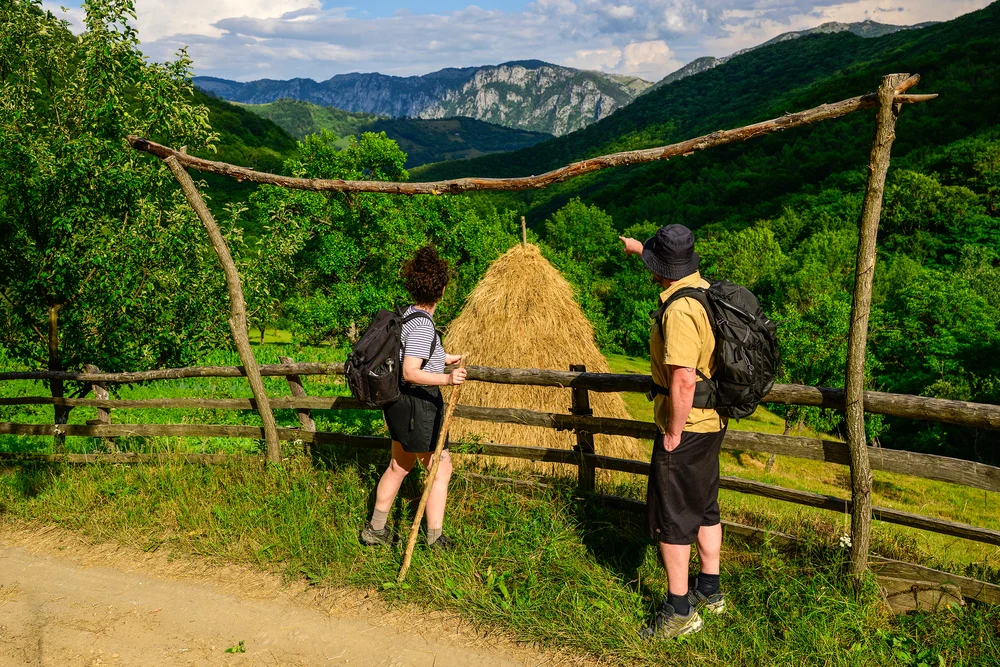 Studiu: Românii nu știu că mersul pe jos poate face bine și minții, nu doar corpului. Doar 12% merg frecvent în drumeții, deși cei care o fac declară mai multă energie și o calitate mai bună a vieții