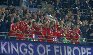 Fotbaliştii de la Bayern Munchen, cu trofeul Ligii Campionilor  (Foto: Reuters) jpeg