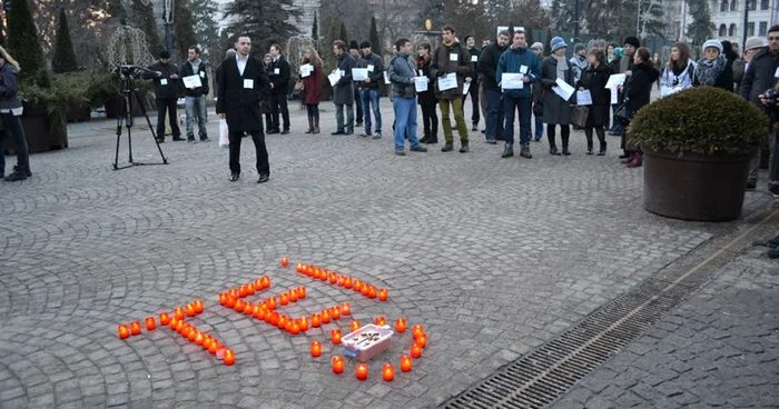 Câţiva zeci de ieşeni au luat parte la o acţiune de comemorare a teilor doborâţi de municipalitate pe bulevardul Ştefan cel Mare şi Sfânt FOTO Facebook