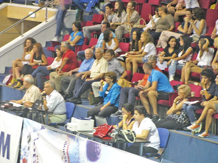 Mariana Bitang  a comunicat printr-o staţie  de emisie-recepţie cu  ceilalţi antrenori ai echipei 