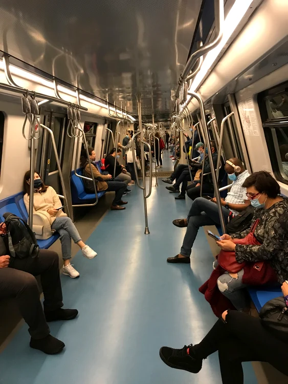 La metrou, călătorii s-au conformat și păstrează distanța între ei