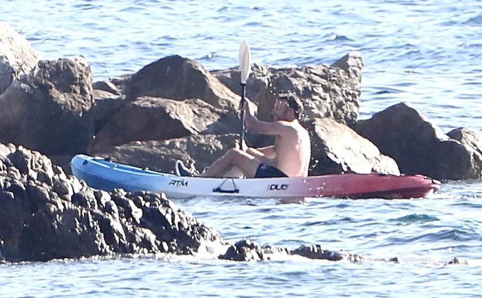 Emmanuel Macron într-o canoe la bustul gol FOTO Profimedia