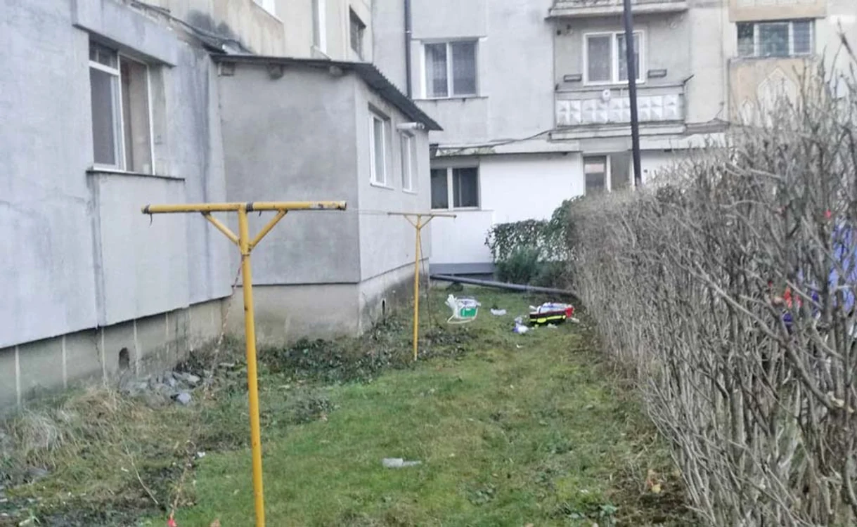 Explozia a făcut praf ferestrele apartamentului
