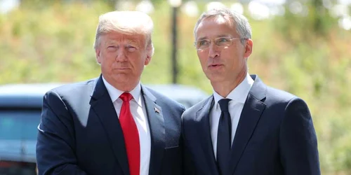 Summitul NATO - preşedinte SUA Donald Trump (în stânga) -  secretarul general Jens Stoltenberg (în dreapta) - Bruxelles - Belgia / FOTO EPA - EFE / 11 iul 2018