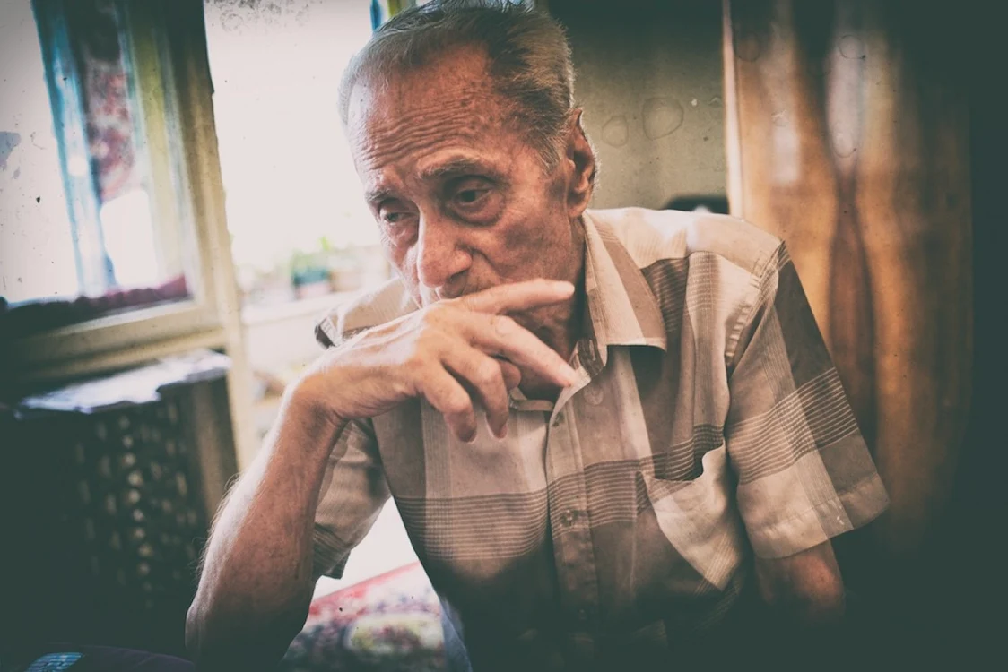 Alexandru Vişinescu, în garsoniera lui din centrul Bucureştiului FOTOGRAFII de Mugur Varzariu