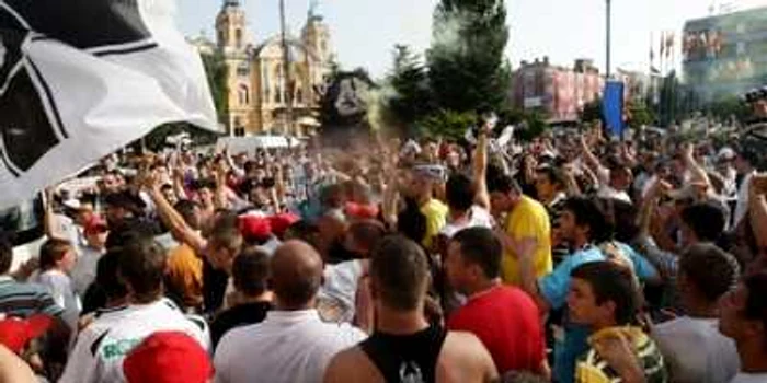 Mii de suporteri „alb-negri“ au sărbătorit promovarea în prima ligă