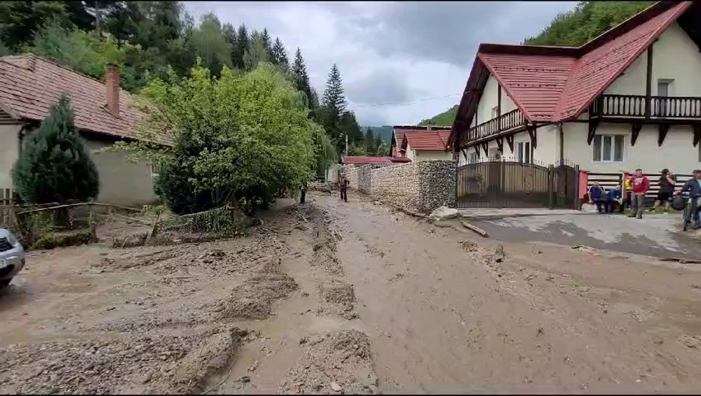 Drum național blocat de viitură în județul Brașov. Pompierii și drumarii luptă de ore întregi cu apele nestăvilite