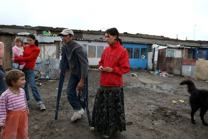 Peste 30 de familii locuiesc în grajdurile din zona Industrială, de la marginea oraşului