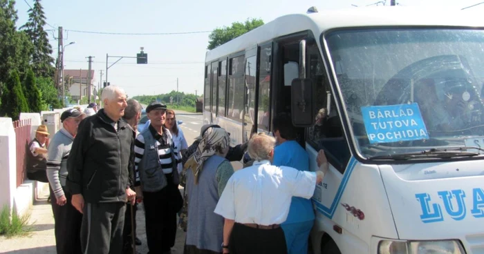 Bătrânii din azil în timp ce urcă în autobuzul care îi duce spre secţia de votare FOTO Sabina Ghiorghe