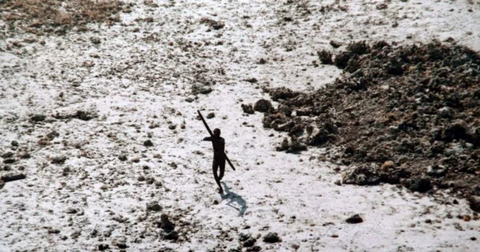 Membru al tribului de pe insula santinelului de nord - in 2004 FOTO AFP