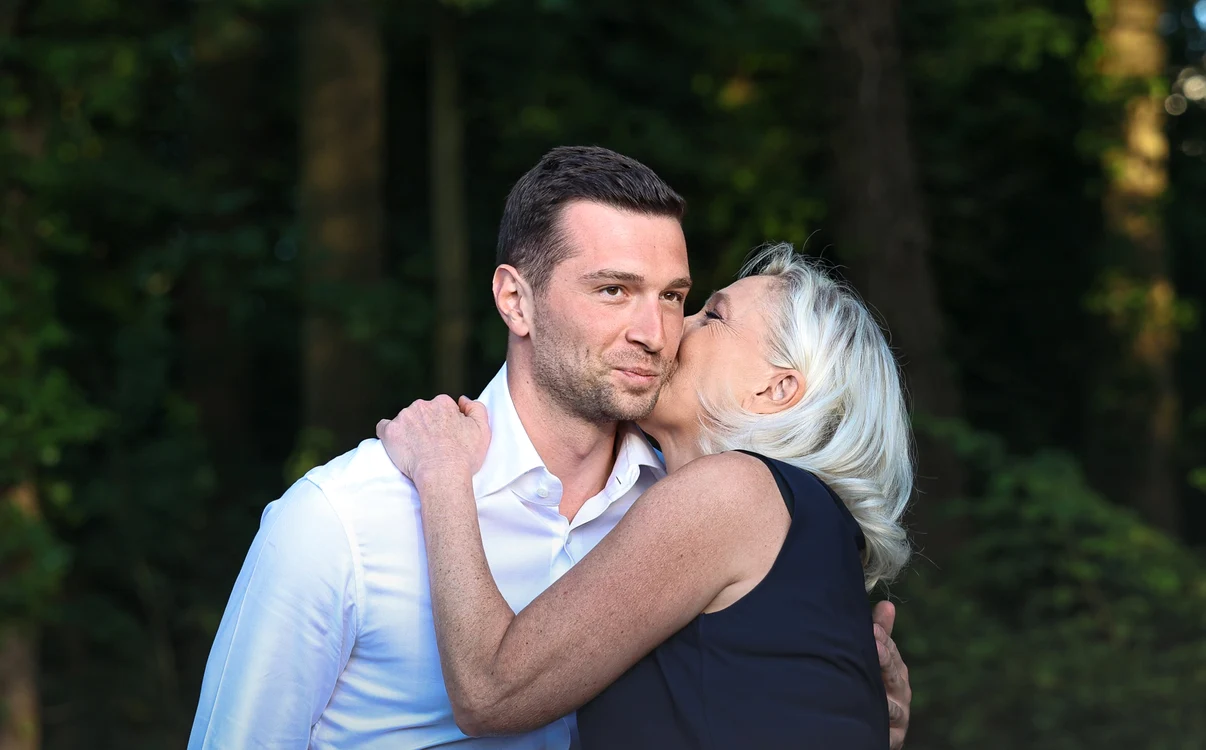 Jordan Bardella, sărutat pe obraz de Marine Le Pen