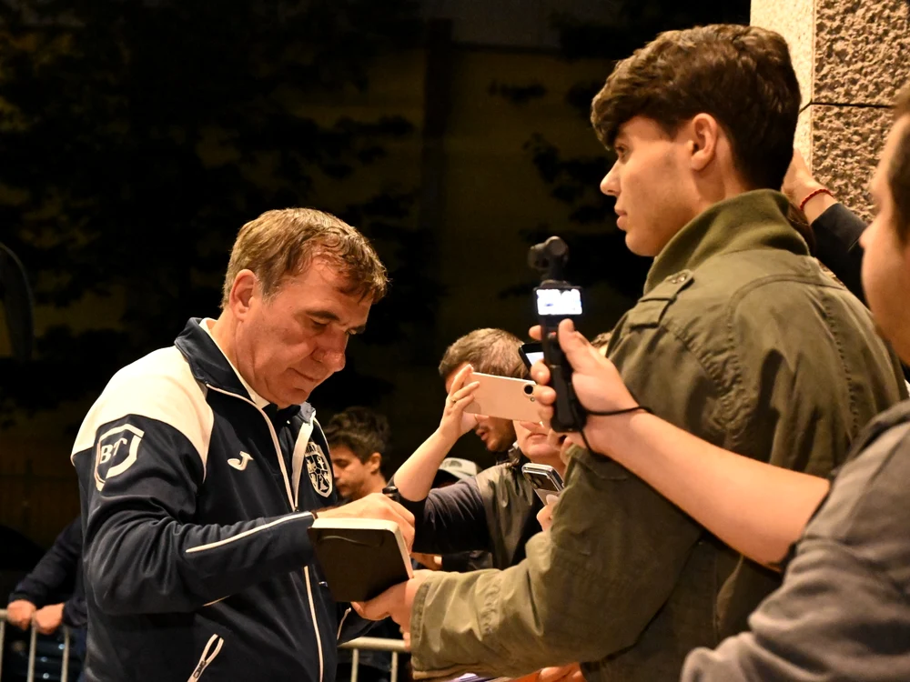La sosirea în Polonia Gheorghe Hagi a acordat autografe fanilor strânși în fața hotelului