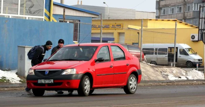 Transport ilegal pe drumul naţional Galaţi-Tecuci, FOTO: BOGDAN DIMOFTE