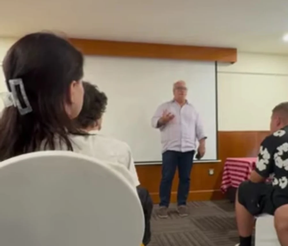 Consul român, discurs halucinant pentru elevii blocați în Dubai: „Bucurați-vă, aţi avut şansa să fiţi aproape de un război”