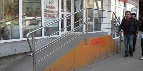 Rampa unei farmacii de pe Independenţei este greu de urcat şi de oamenii sănătoşi