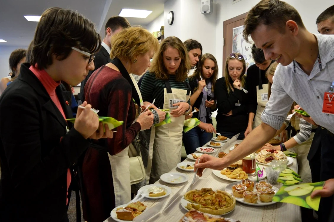Participanţii degustă deserturile. FOTO: American Resource Center