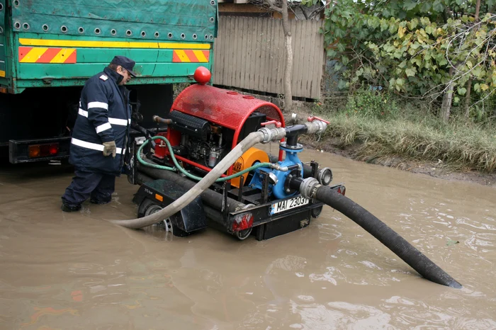 Pompierii s-au chinuit să desfunde străzile și casele oamenilor cu motopompele (foto:ISU București-Ilfov)