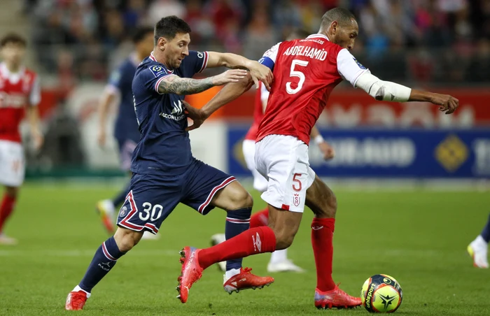 Lionel Messi se luptă pentru balon cu Yunis AbdelhamidFoto: EPA-EFE