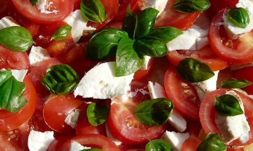 Salata cu roşii şi brânză  Bună sau nu pentru siluetă? jpeg