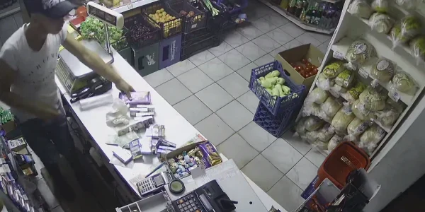 furt suprins de camerele de filmat intr-un magazin din Zalau