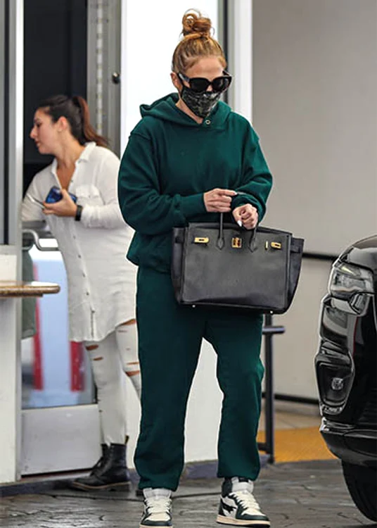 Jennifer Lopez a mers prin multe magazine ca să cumpere cadouri