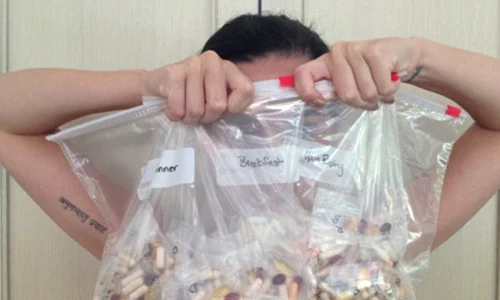 Katy Perry are trei pungi pline cu vitamine (Twitter) jpeg