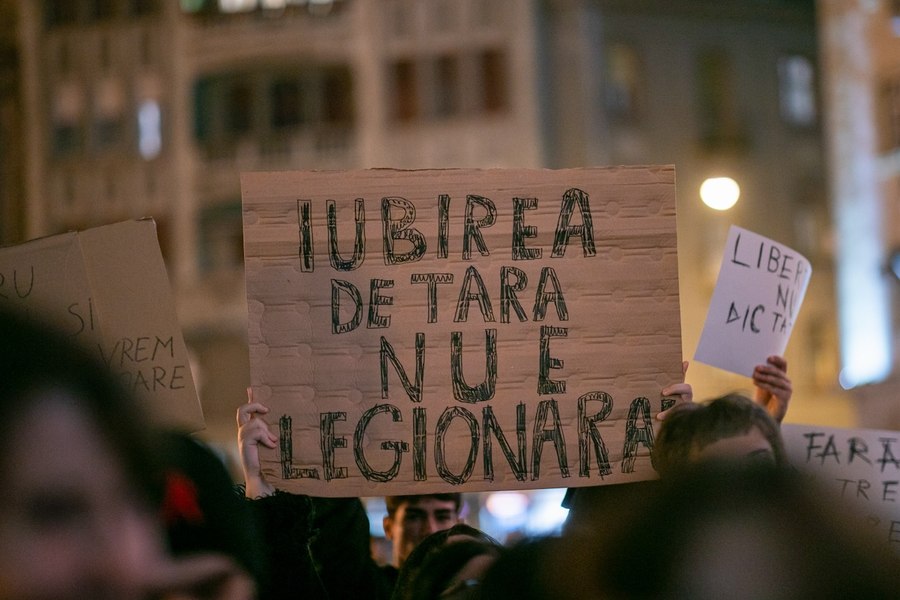 A treia seară de proteste în Capitală: contestatarii lui Georgescu în Piaţa Victoriei, susținătorii, la Universitate. S-a ieşit în stradă şi în marile oraşe