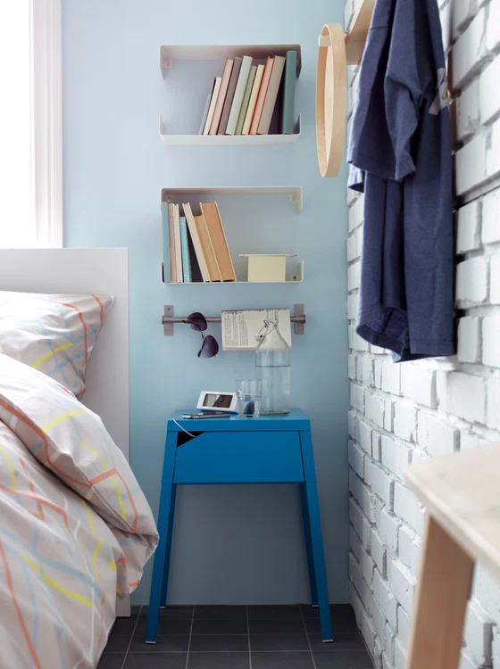Noptieră IKEA, 119 lei. În sertar încape un prelungitor pentru încărcătoare. Deasupra noptierei poţi pune mai multe etajere