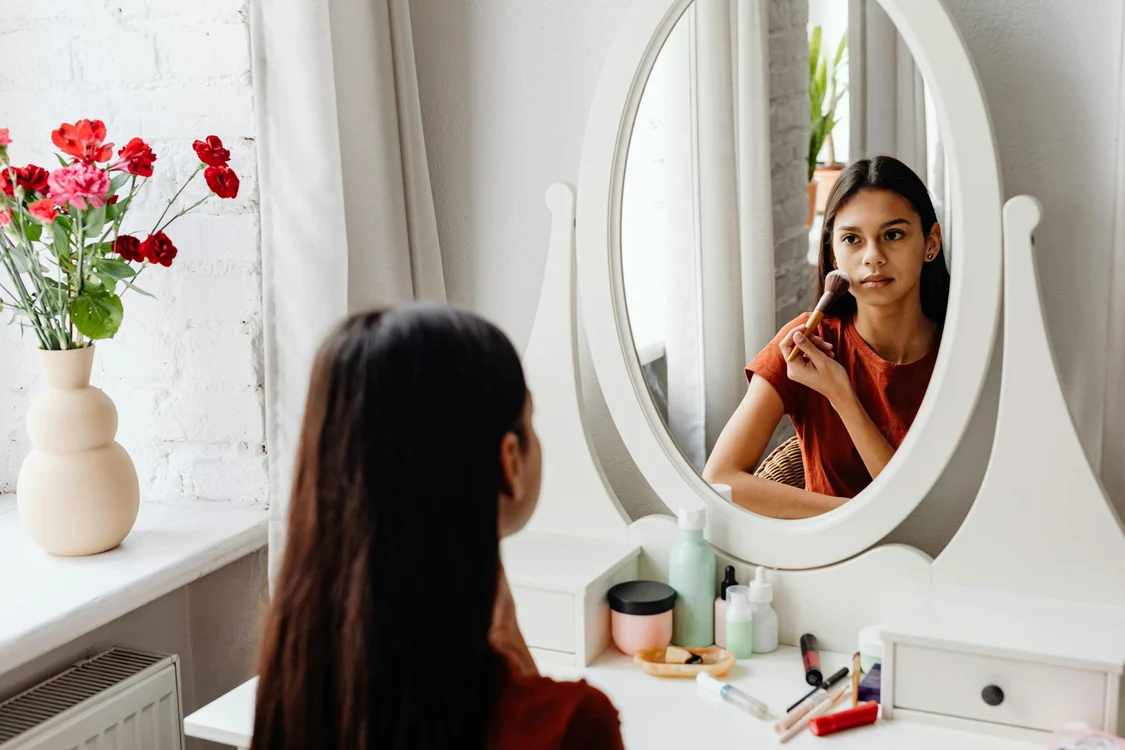 Sursa foto: https://www.pexels.com/photo/a-teenage-girl-putting-on-makeup-7281778/ 