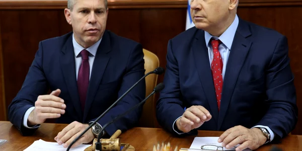 Gilad Erdan si Benjamin Netanyahu FOTO EPA-EFE