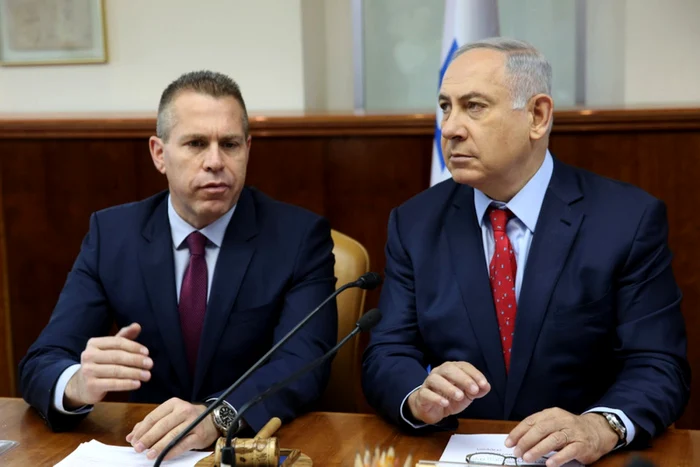 Gilad Erdan (stânga) într-o conferinţă de presă alături de Benjamin Netanyahu FOTO EPA-EFE