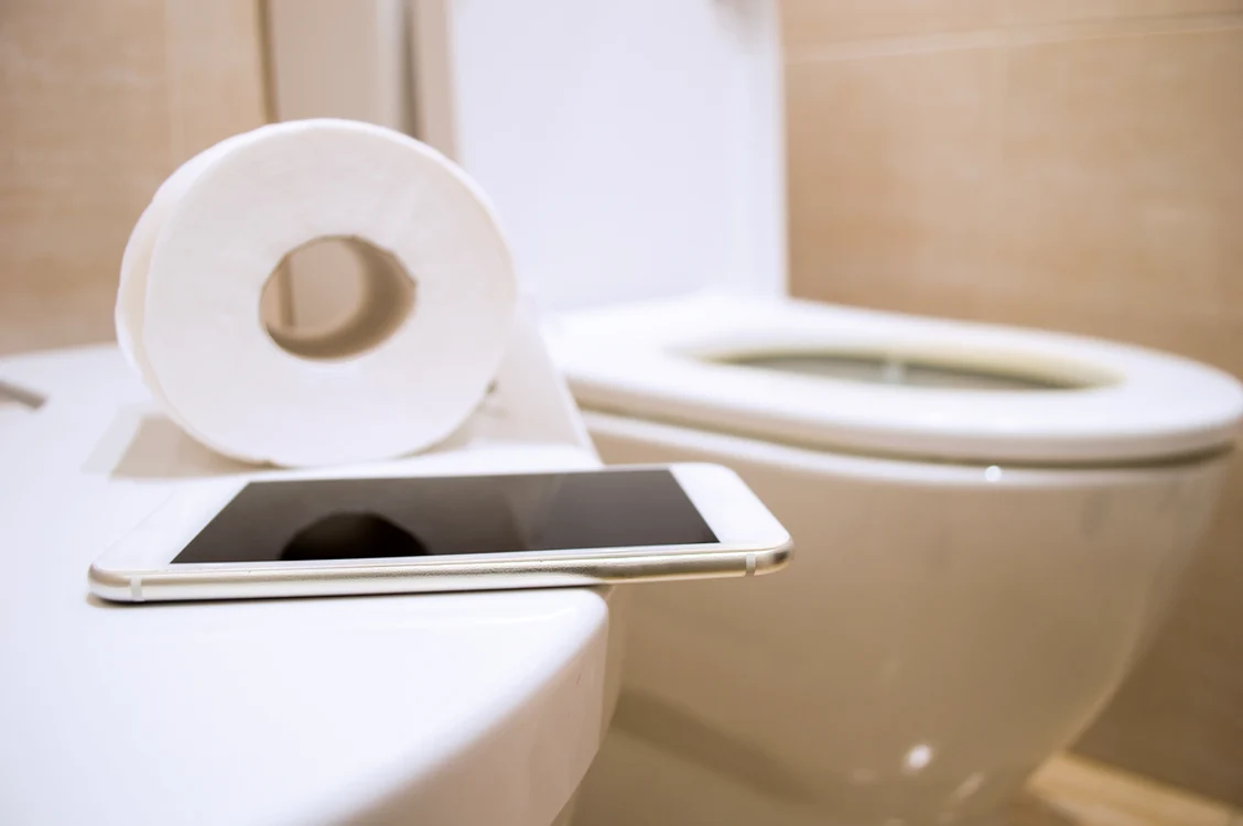 Telefonul la toaletă, o obișnuință pentru majoritatea românilor FOTO Shutterstock