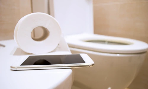 telefon toaleta   shutterstock 377885068 jpg