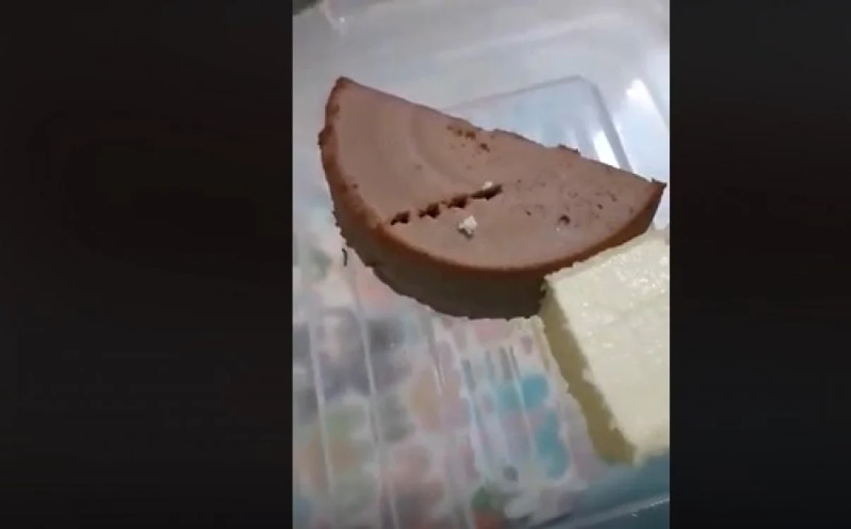 
    Mâncarea adusă pacientei avea viermiFOTO: Captură video - Facebook / Emanuel Ungureanu   