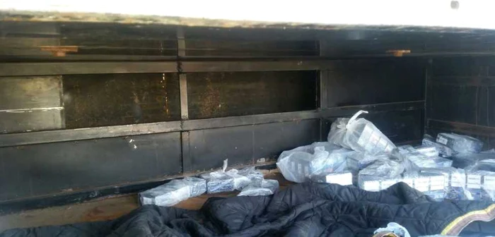 Ţigările eru ascunse în lada laterală Foto: ITPF Sighet