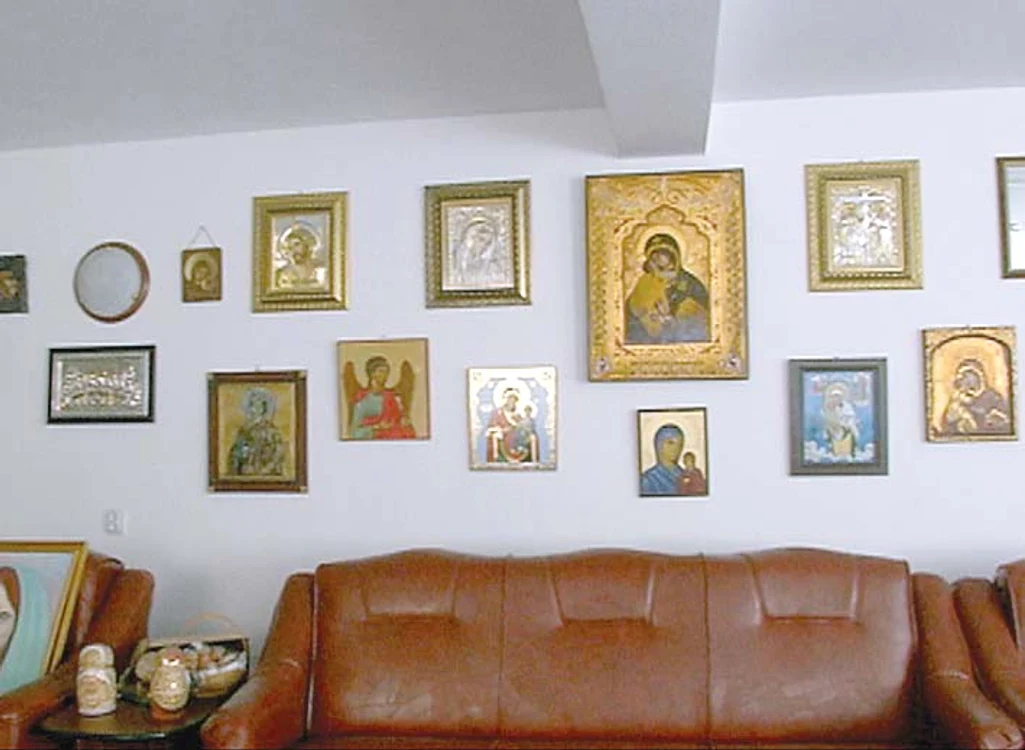 Pe pereţii sufrageriei  avea o colecţie de icoane