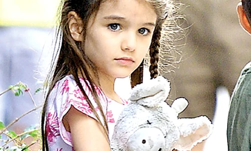 Suri Cruise,  de 6 ani, o victimă în  războiul părinţilor jpeg