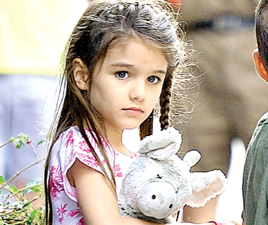 Suri Cruise, de 6 ani, o victimă în războiul părinţilor