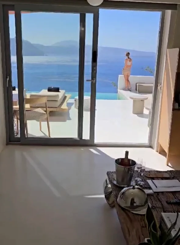 Vârciu, Anda și nașii lor se relaxează într-un resort de lux din Santorini Foto: Click!